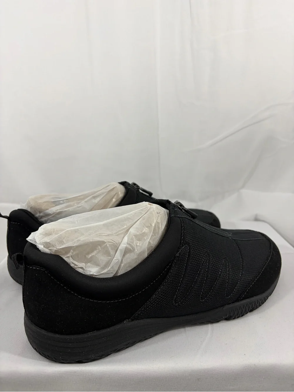 NWT Easy Spirit Women’s Size 10W Black Zip-Front Casual Sneakers